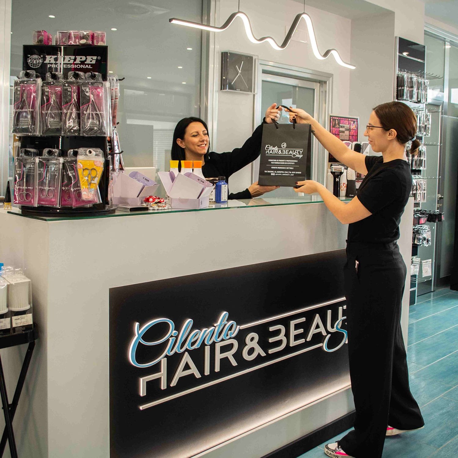 Emiliana serve una cliente al bancone