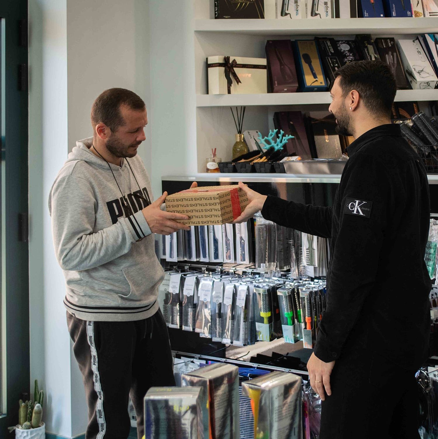 Gennaro serve un cliente