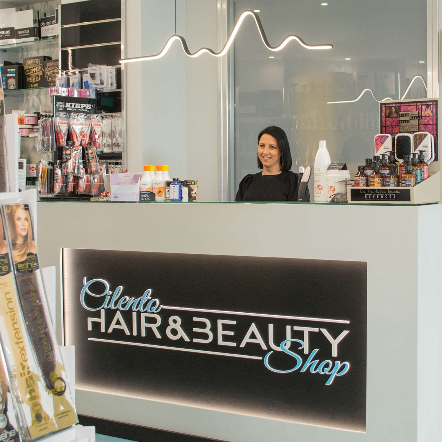 Bancone e insegna luminosa Cilento Hair and Beauty Shop