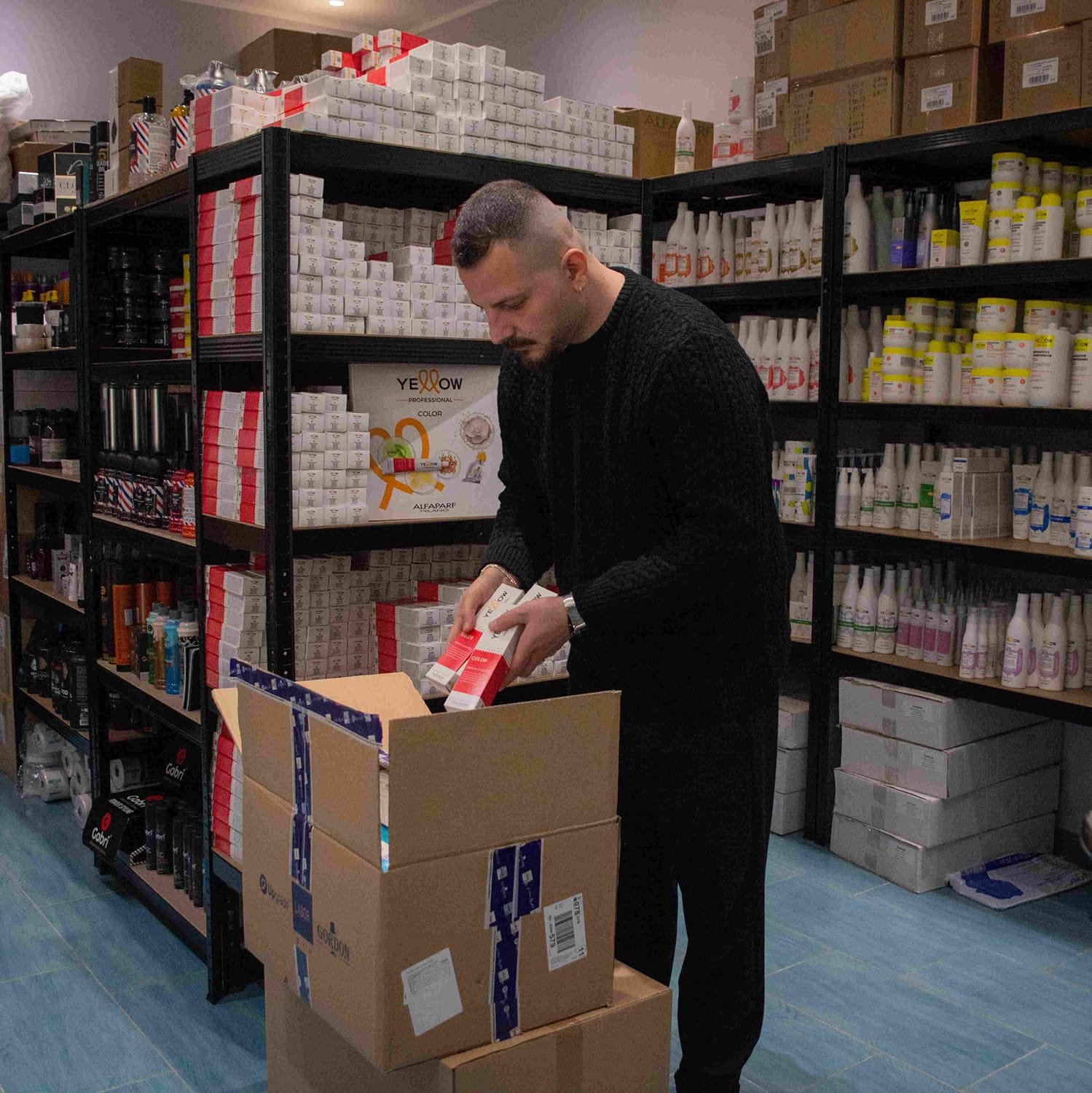 Vincenzo prepara un ordine in magazzino